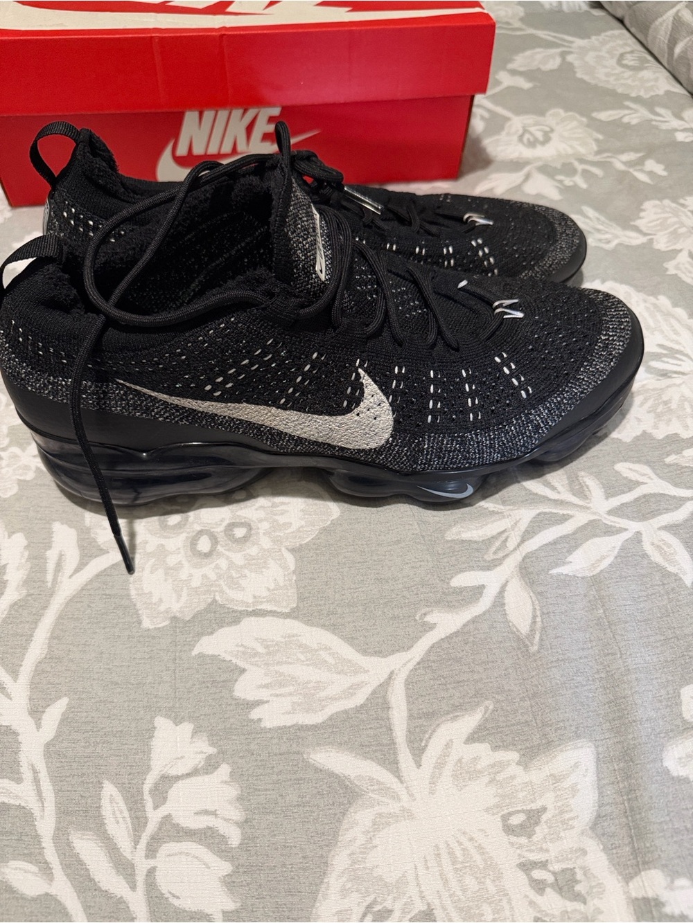 Nike Men’s Black Knit Lace-Up Sneakers with Mint Floral Insole - Picture 3 of 6